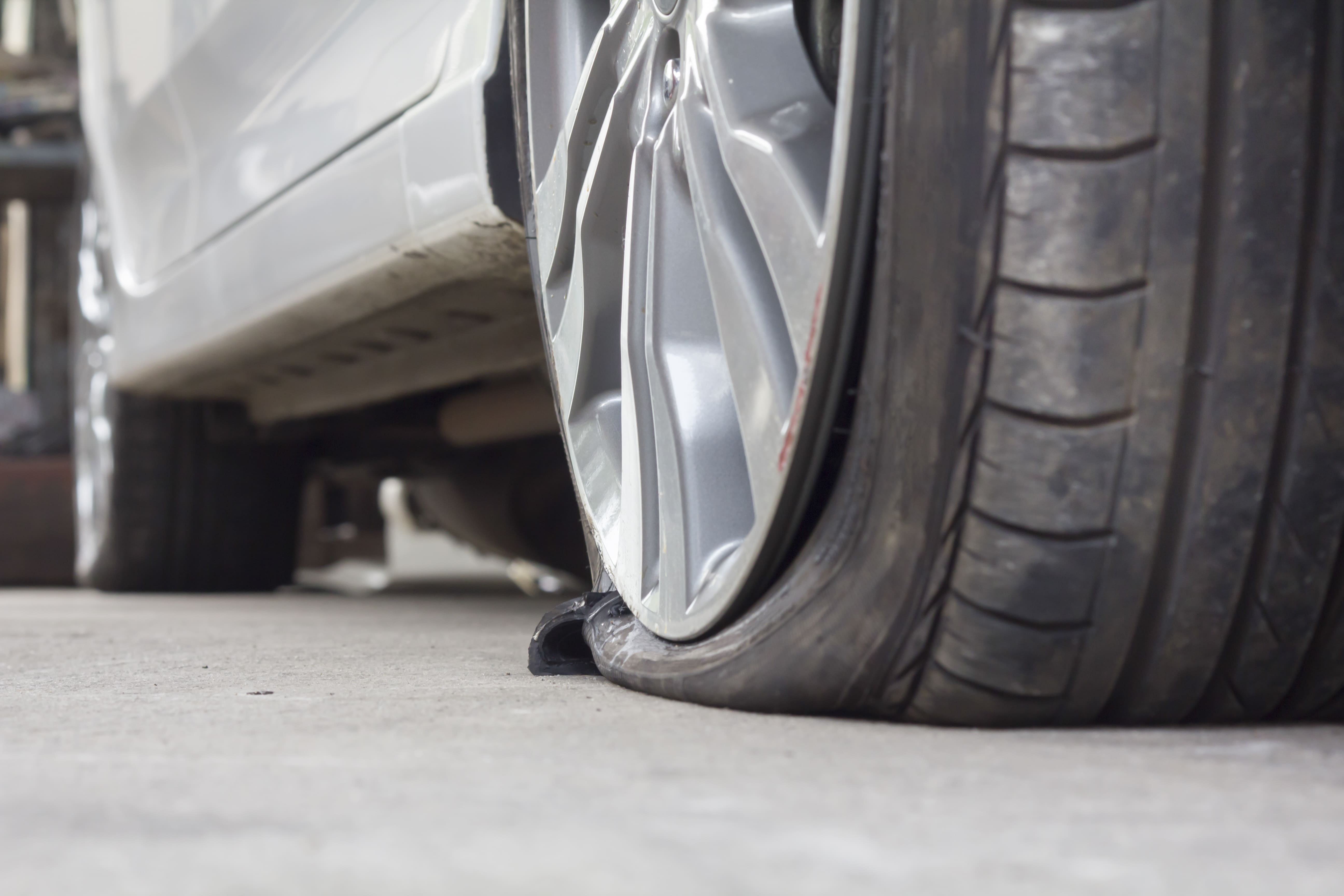 У вас спустило колесо в арендованном автомобиле? Краткое руководство Crazyrent по эффективным решениям