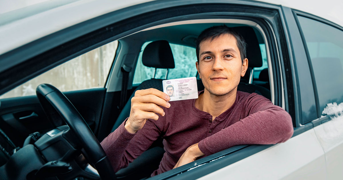 Почему мы ограничиваем услуги аренды авто для лиц младше 21 года